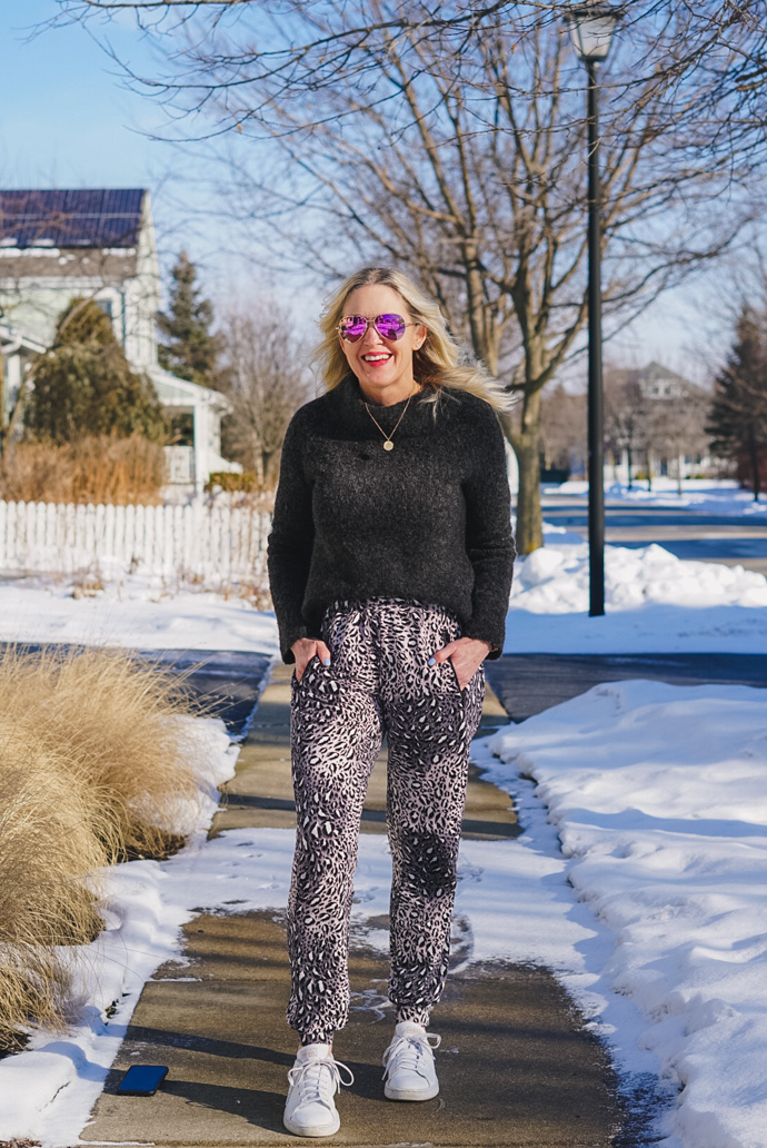 casual jogger pants outfit winter - By Lauren M