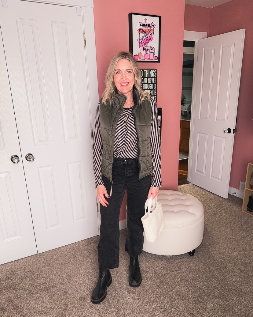 womens black barrel jeans outfit idea